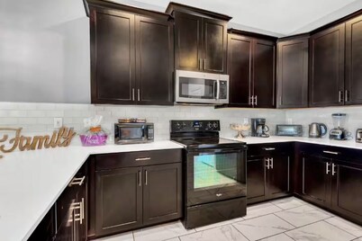 Spacious 8-bedroom villa in charming Four Corners with WiFi, AC