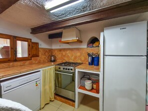 Fridge, microwave, oven, dishwasher - RURAL FAMILY HOUSE WITH POOL & AC – EL NOSTRE CANTIR (L'Ametlla de Mar)