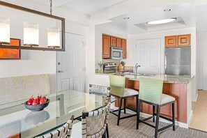 Dining - Marriott's Grande Vista resort in Orlando. 2 BR, 2 Bath, living rm, 1100 sqft. (Orlando)