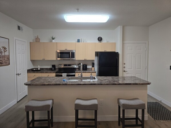 Fridge, microwave, oven, stovetop - Cozy 1-bedroom condo in North Phoenix
(Phoenix)