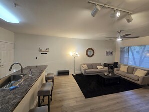 Smart TV - Cozy 1-bedroom condo in North Phoenix
(Phoenix)