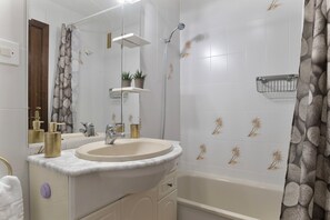 Douche, séchoir à cheveux, serviettes fournies