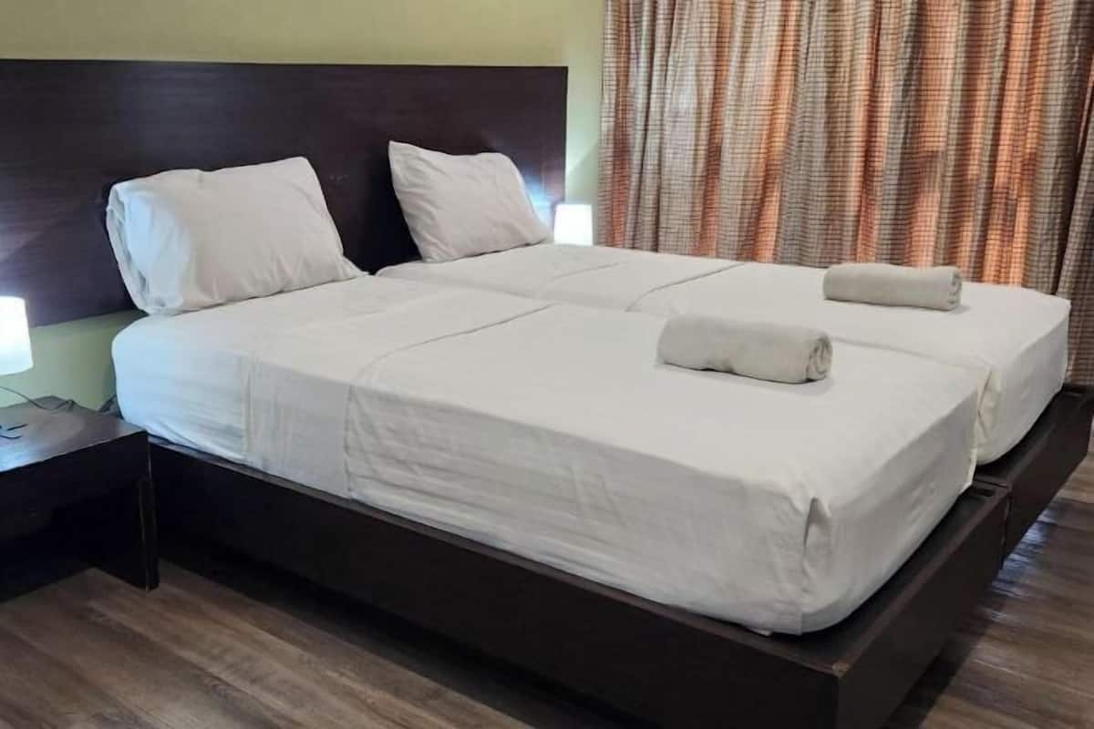 Premium bedding, pillowtop beds, desk, free WiFi