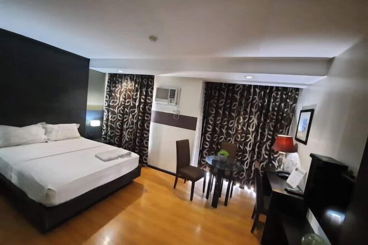 Premium bedding, pillowtop beds, desk, free WiFi