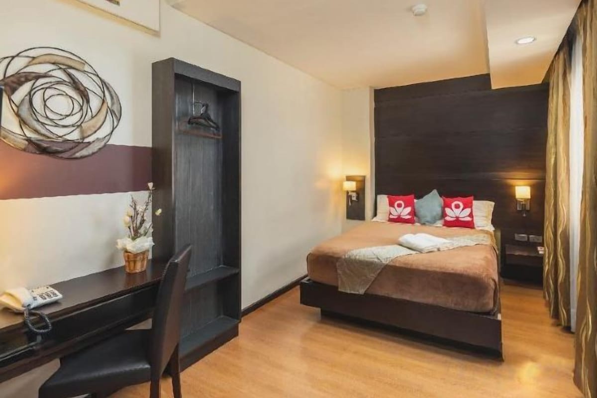 Premium bedding, pillowtop beds, desk, WiFi (free)