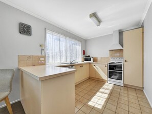 Mikrobølgeovn, ovn, brødrister og kjøkkenutstyr