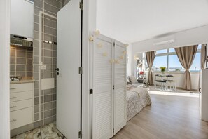 1 slaapkamer, een strijkplank/strijkijzer, gratis wifi, beddengoed