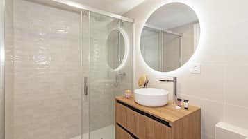 Douche, sèche-cheveux, serviettes fournies