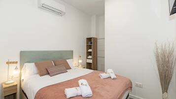 1 slaapkamer, een strijkplank/strijkijzer, internet, beddengoed