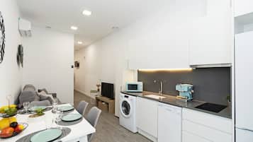 Fridge, microwave, dishwasher, coffee/tea maker