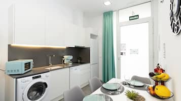 Een koelkast, een microgolfoven, een vaatwasser