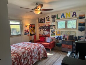 2 habitaciones, tabla de planchar con plancha, wifi y ropa de cama 