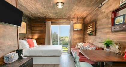 Sleeps 52+ | Breakwater Resort | Hotels & Cottages
