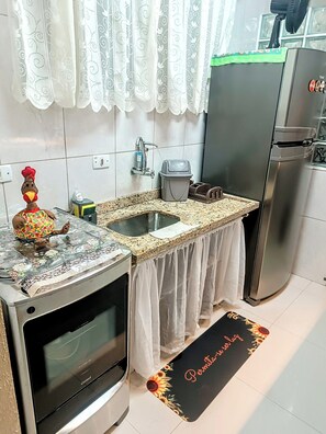 Frigorífico, microondas, horno y placa de cocina