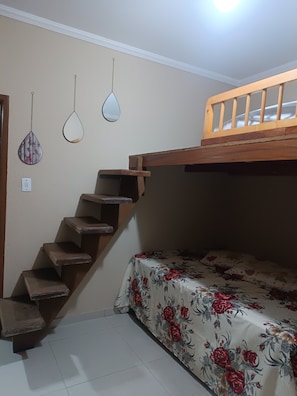 2 bedrooms, desk, WiFi - Cozy 40m from the Beach: Ground Floor Apartment with 2 Bedrooms and Wi-Fi in Vila Tupi (Vila Tupi Praia Grande)