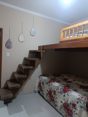 2 bedrooms, desk, WiFi
