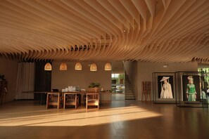 Coin salon dans le hall