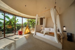 Familie huis, balkon, uitzicht op tuin | Een bureau, verduisterende gordijnen, gratis wifi