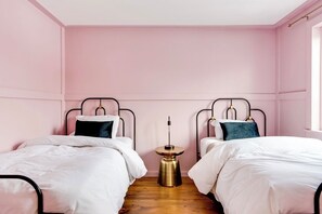 3 chambres, fer et planche à repasser, Wi-Fi, draps fournis