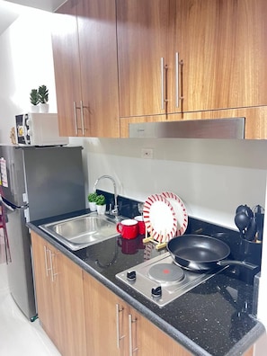Microwave, cookware/dishes/utensils - 10th floor (Pasay)