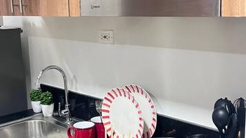 Microwave, cookware/dishes/utensils