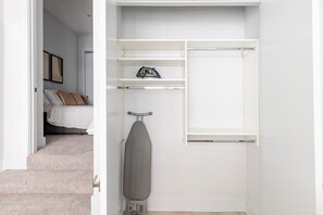 1 habitación, tabla de planchar con plancha, wifi y ropa de cama