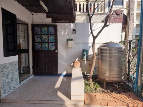 7 minutes to House form the chiang mai international airport  3.4 KM.