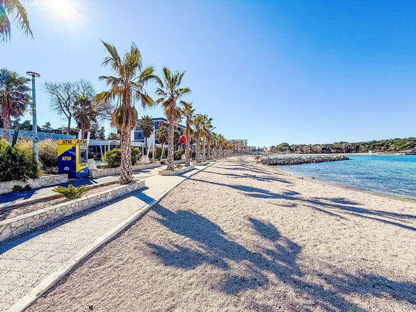 Una spiaggia nelle vicinanze