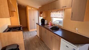 Réfrigérateur, four, plaque de cuisson, cafetiÚre/bouilloire