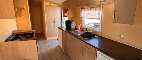 Fridge, oven, stovetop, coffee/tea maker