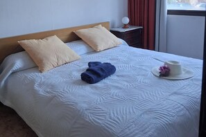 2 bedrooms, WiFi, bed sheets - 2 Bed Island Retreat-Sleeps 4-5 Min Walk To Beach (Santa Cruz de la Palma)