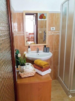 Towels - 2 Bed Island Retreat-Sleeps 4-5 Min Walk To Beach (Santa Cruz de la Palma)