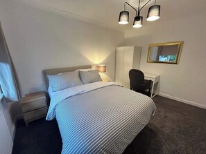 3 slaapkamers, een strijkplank/strijkijzer, wifi, beddengoed