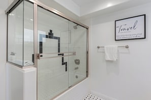 Dusche, Haartrockner, Handtücher