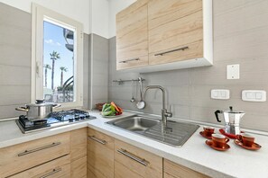 Køleskab, kogeplade, kaffe-/temaskine, køkkentøj/tallerkener/redskaber