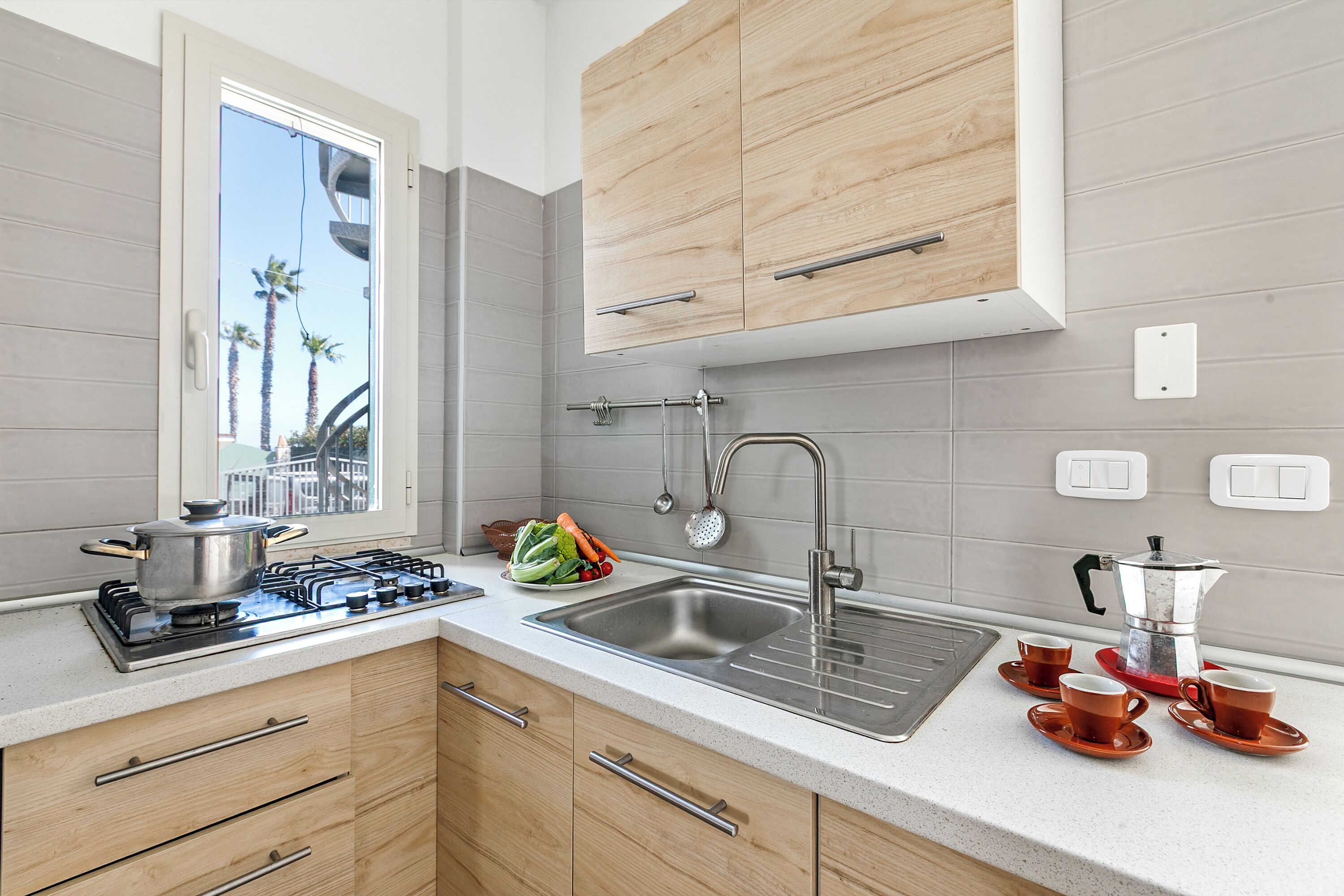 Køleskab, kogeplade, kaffe-/temaskine, køkkentøj/tallerkener/redskaber