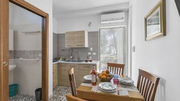 Frigorifero, piano cottura, macchina per tè/caffè