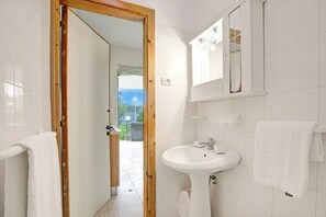 Shower, hair dryer, bidet, towels - Stella Marina Apartment 2, Vieste, Italy (Vieste)