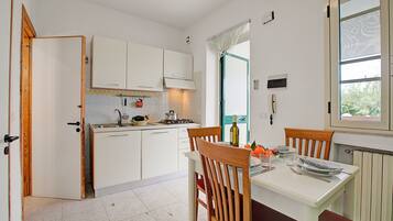 Køleskab, kogeplade, kaffe-/temaskine, køkkentøj/tallerkener/redskaber