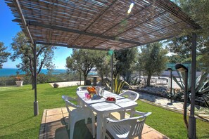 Outdoor dining - Stella Marina Apartment 2, Vieste, Italy (Vieste)