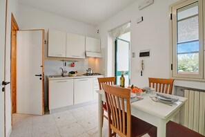 Réfrigérateur, plaque de cuisson, cafetière/bouilloire