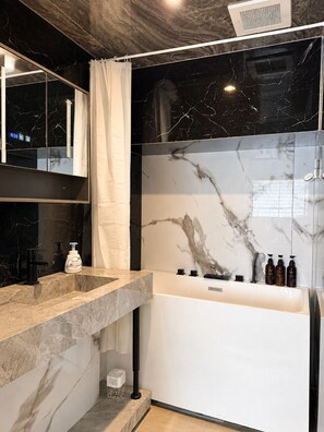 Chambre Luxe avec lits jumeaux, côté piste de ski | Salle de bain | Articles de toilette gratuits, chaussons, savon, shampoing