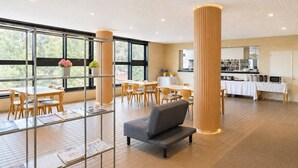 A modern interior with a dining area, kitchen, and seating space. - ZaoSunvalley Hotel (Yamagata)