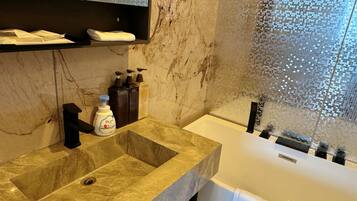 Standard Twin Room, Mountain View | Bathroom | Free toiletries, slippers, soap, shampoo
