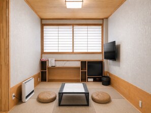 Luxe Twin kamer, aan de piste | Woonruimte | Een televisie en vloerverwarming
