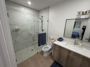 Dusche, Haartrockner, Handtücher, Seife