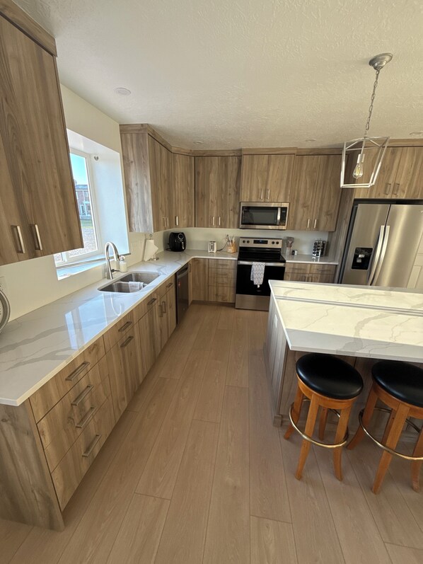 Réfrigérateur, micro-ondes, four, plaque de cuisson