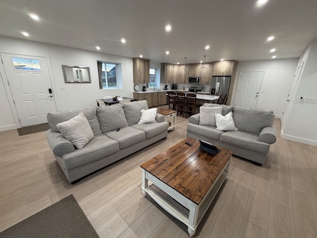 Smart TV. Clean New 2 Bedroom, 2-Bath detached apartment