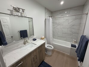 Dusche, Haartrockner, Handtücher, Seife