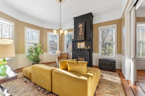 Charming 3-bedroom historic 1888 cottage located in downtown Abbeville